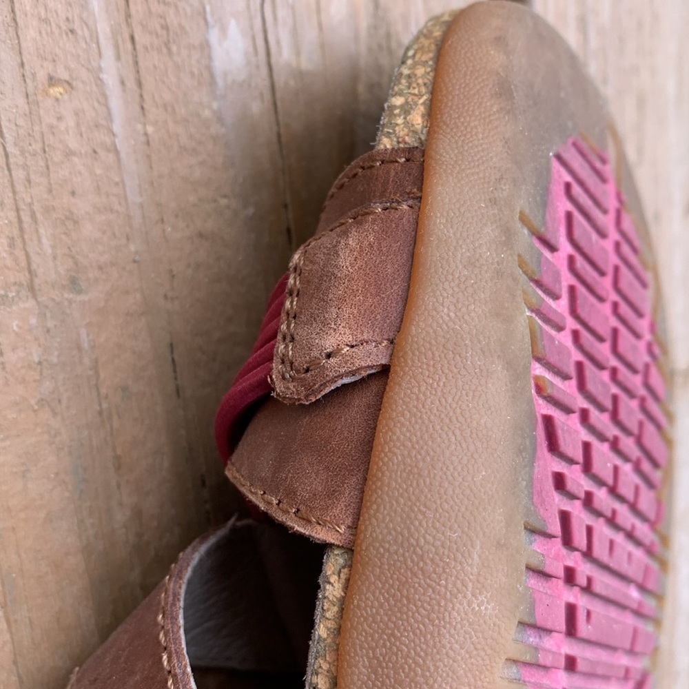 Keen leather sling back sandals with maroon detail. - Picture 8 of 10